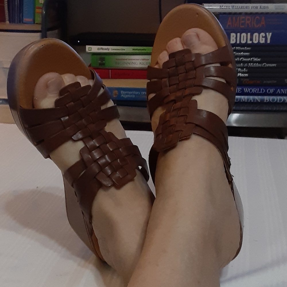 Bare traps 7.5 slip on sandals